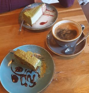 Vorne veganer Pistazienkuchen at Tomo Cafè in Dusseldorf
