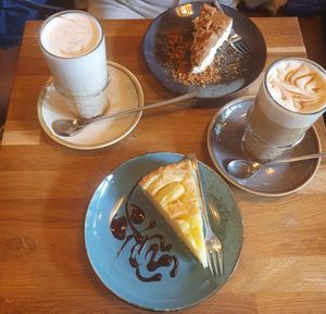 Vorne veganer Apfelkuchen at Tomo Cafè in Dusseldorf