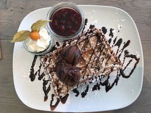 Heiße Waffel mit Eis at Sweet Monkeys in Munich