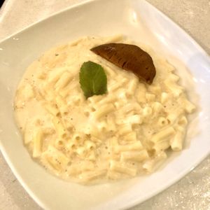 Mac & Cheese with smoked “bacon" at VeganE & Saint Vegan in South West London