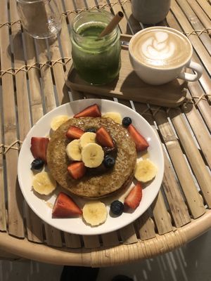 Pancakes, Flat White und ein Saft 🤌🏼 at Mukka Coffee in Mallorca