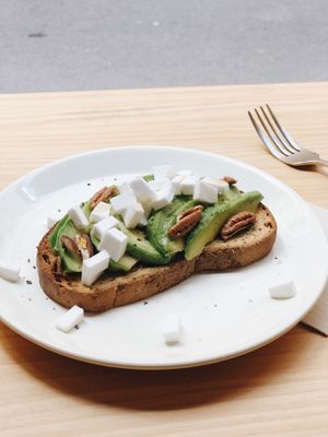 toast with avocado and vegan feta (vegan and gluten free) at Mukka Coffee in Mallorca