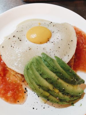 pancakes with vegan fried egg, tomato and avocado (vegan and gluten free) at Mukka Coffee in Mallorca