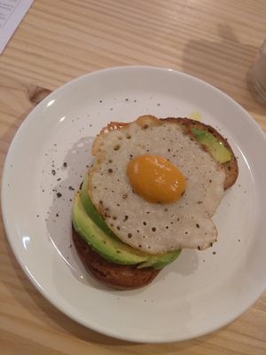 Tostada con huevo y aguacate vegano at Mukka Coffee in Mallorca