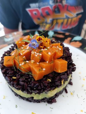 Piatto del giorno riso venere avocado salmone non salmone at Holy Beach in Cogoleto