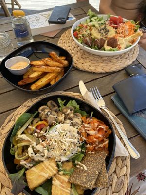 Thaibowl, Potatoes and Hummusbowl  at Holy Beach in Cogoleto