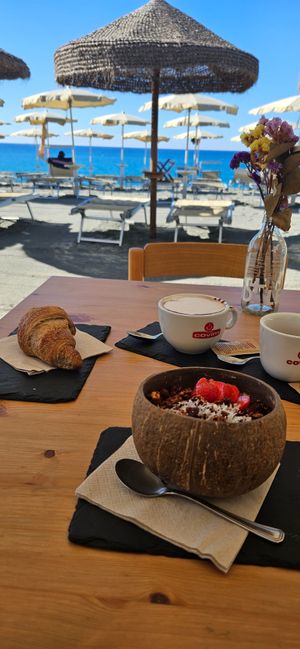 Siamo stati più volte e ci siamo trovati benissimo!
Location curata, atmosfera rilassata e personale davvero gentile e disponibile. at Holy Beach in Cogoleto