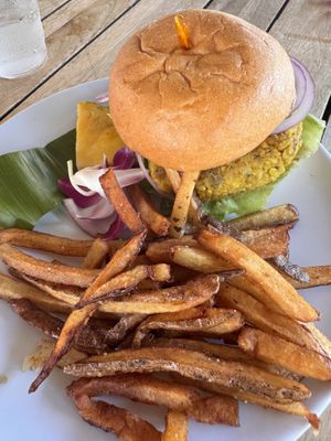 Soll der beste Burger sein  at Barefoot Beach Cafe in Honolulu