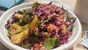 Un bol avec chou-fleur. at Local Green in Athens