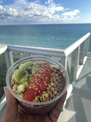 Super bowl at Delicious Raw Kitchen and Juice Bar in Miami Beach