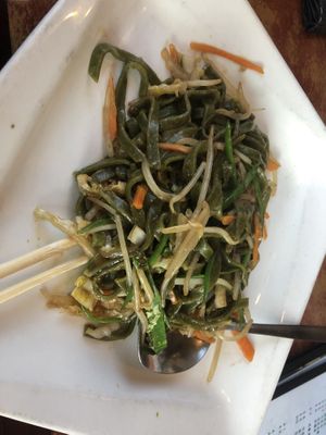 N2 菠菜麵 sautéed spinach noodles   at Veggie Heaven in Denville