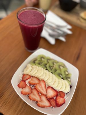 Açai-Bowl with the “Red Juice Mix”  at The Pitted Date in Tulum