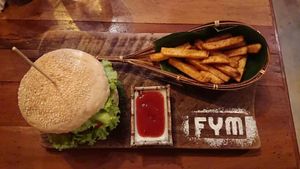 burger at FYM in Siem Reap