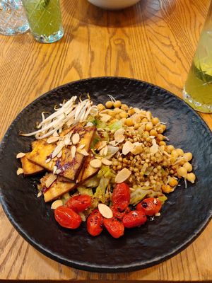 Main lunch dish with tofu and chickpeas at Spojka Karlin in Prague