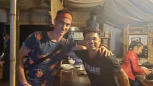 Staff member (right) at Sapa Classic Vegan in Sapa