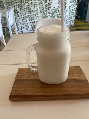 Limonada de coco vegana  at Coco Bowl in Salento