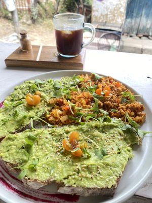 Tostadas de aguacate con huevos veganos  at Coco Bowl in Salento