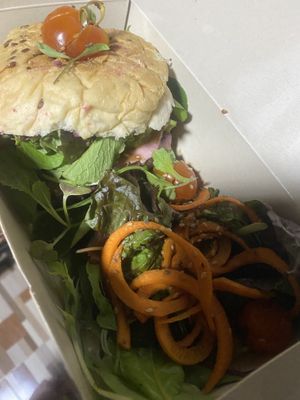 Burger (para llevar)  at Coco Bowl in Salento