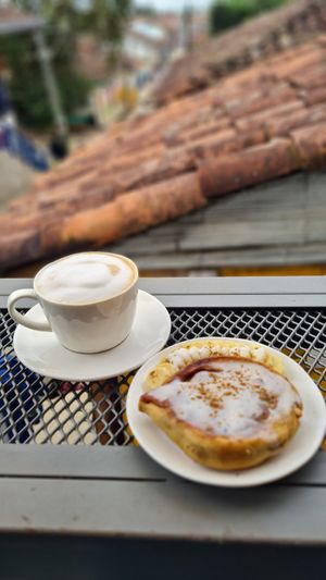 Cinammon roll and cappuchino at Coco Bowl in Salento
