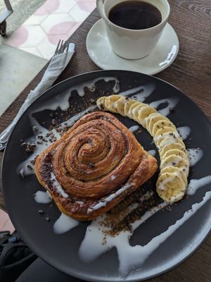 Cinnamon roll at Coco Bowl in Salento