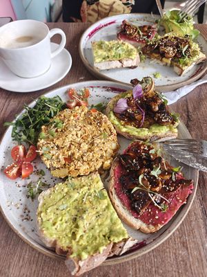 Mix of two brealfast options (we shared): hummus & mushroom -dish and tofu scramble -dish at Coco Bowl in Salento