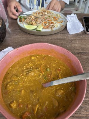 Pad thaï and Thai soup   at Coco Bowl in Salento