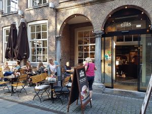 outdoor seating on the side at Ellis Gourmet Burger in Breda