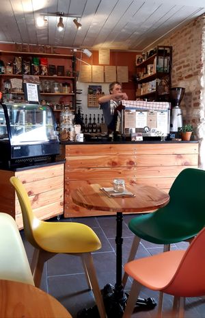 L'intérieur du café at Natura Café in Albi