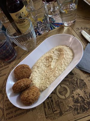 Falafel e hummus  at Kirkuk Kaffe in Turin