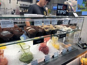 Lots of vegan cakes and smoothies   at O'mellis Juice & Smoothie Bar in Vienna