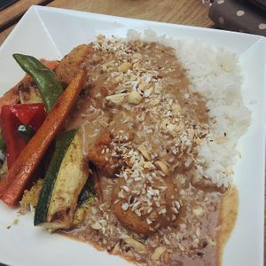 Rice with hummus croquettes, peanut sauce, grilled vegetables. at Vera Veggie in Detmold