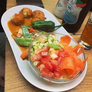 Oriental Teller: Hummus croquette, a sauce with peaces, grilled vegetables, side salad at Vera Veggie in Detmold