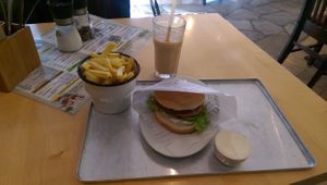 Doggi Burger mit PomFritz Groß at Vera Veggie in Detmold