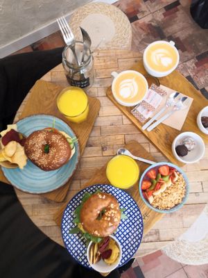 Vegan brunch. So much food for a great price at Catlove Coffee in Gijon