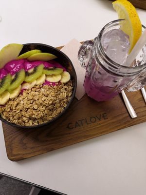 Pittaya bowl with catlove Lemonade. Delicious at Catlove Coffee in Gijon