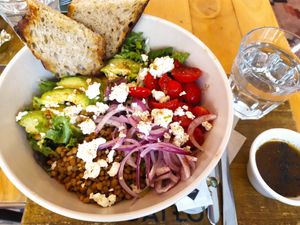 Ensalada vegana con lentejas y "queso" feta at Catlove Coffee in Gijon