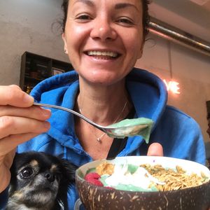 Me and Alice eating a super delicious smoothie bowl  at Catlove Coffee in Gijon