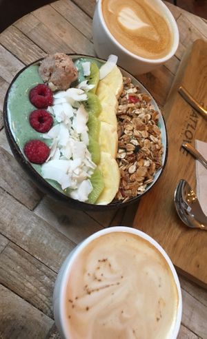 Cappuccino’s and the spirulina bowl at Catlove Coffee in Gijon