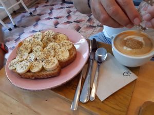 banana+peanut butter toast at Catlove Coffee in Gijon