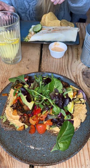 Vegan broodje hummus, met avocado in plaats van de pesto 😄 at Stek in Leeuwarden