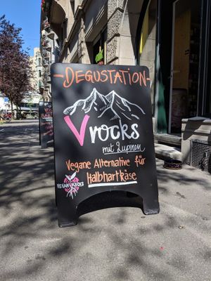 Plantcheese from V-rocks for tasting. They do all the time different tastings. Check it out! 👌🏾 at Devi Deli göttlich vegan in Zurich