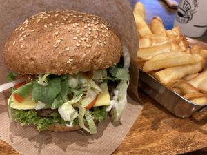 Mongoleiburger mit Pommes at Vegan Burger in Dornbirn