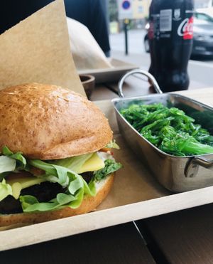 BURGER OF THE WEEK (soy, seitan, peas & B12) + WAKAME SALAD at Vegan Burger in Dornbirn