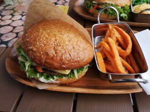 Burger of the day with sweet potato fries at Vegan Burger in Dornbirn