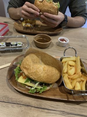 Linsen und Maisburger, Pommes, Maki at Vegan Burger in Dornbirn