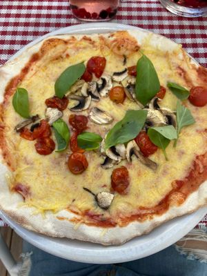 Vegan pizza at Pizzaria Famiglia in Matosinhos