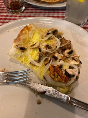 Mushrooms pizza and truffle oil at Pizzaria Famiglia in Matosinhos