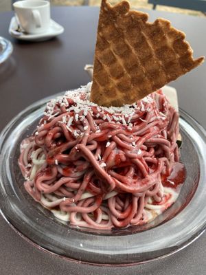 Spaghettieis: Tonka & Nougat-Kirsch 🍨  at Eisdiele Frohnatur in Kassel