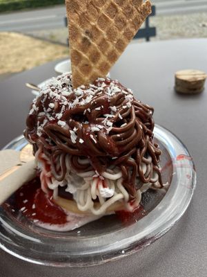 Spaghettieis mit Donut: Tonka & Schoko-Orange 🍫  at Eisdiele Frohnatur in Kassel