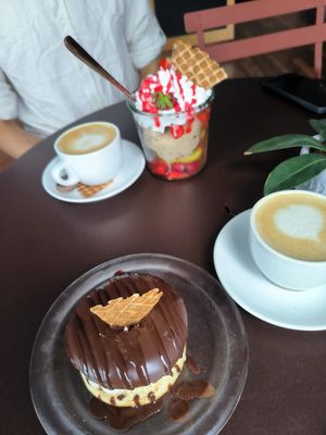 Dagel mit Weißem-Kaffee-Eis und Cappucino at Eisdiele Frohnatur in Kassel